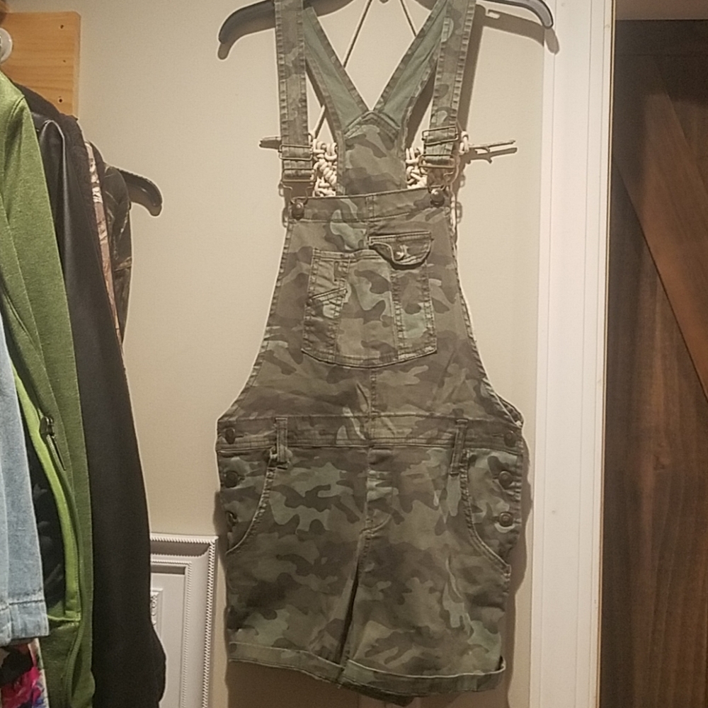 LEI large overalls bibs shorts camo